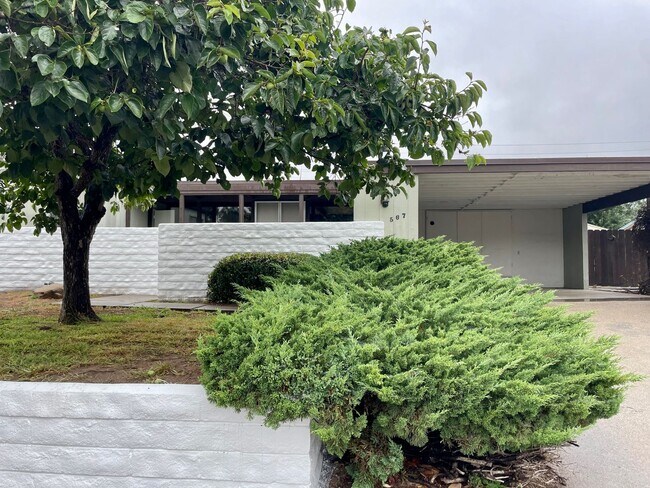 Foto del edificio - Three Bedroom Turnpike Home/Foothill Schoo...