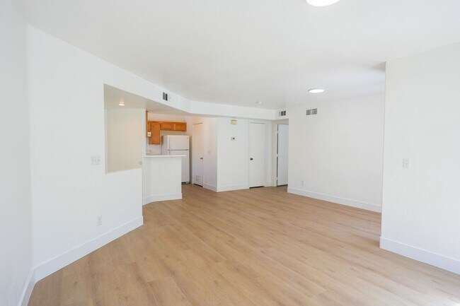 Building Photo - Beautifully Updated 2-Bedroom Condo in a Gated Community