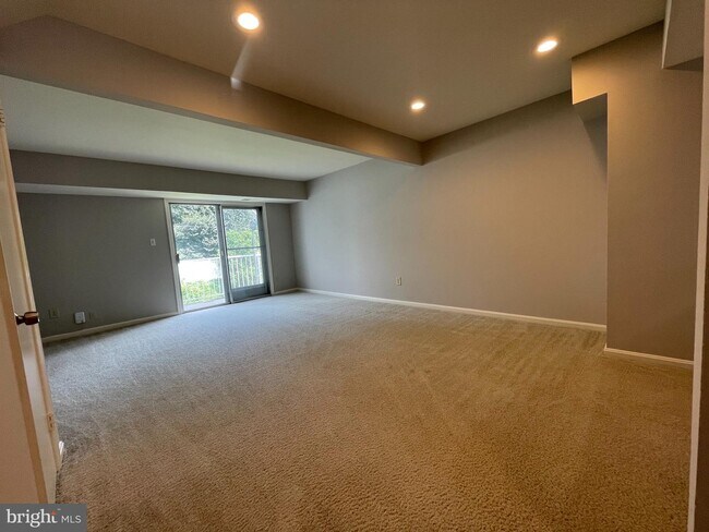 Foto del edificio - 6137 Strasburg Dr