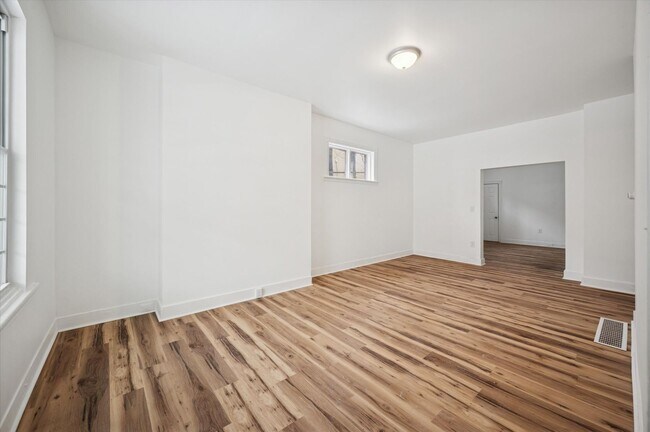 Foto del edificio - Germantown 4 Bedroom House- Half Bath on the First Floor!