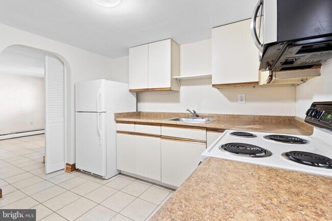 Building Photo - 1 S Cherry Grove Ave