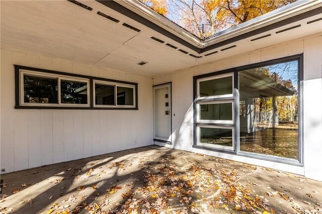 Building Photo - 412 Sawmill Run Rd
