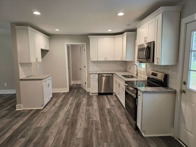 Building Photo - Beautifully Updated Brick Ranch Home with ...