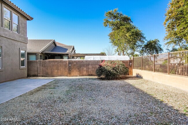 Foto del edificio - 3220 W T Ryan Ln