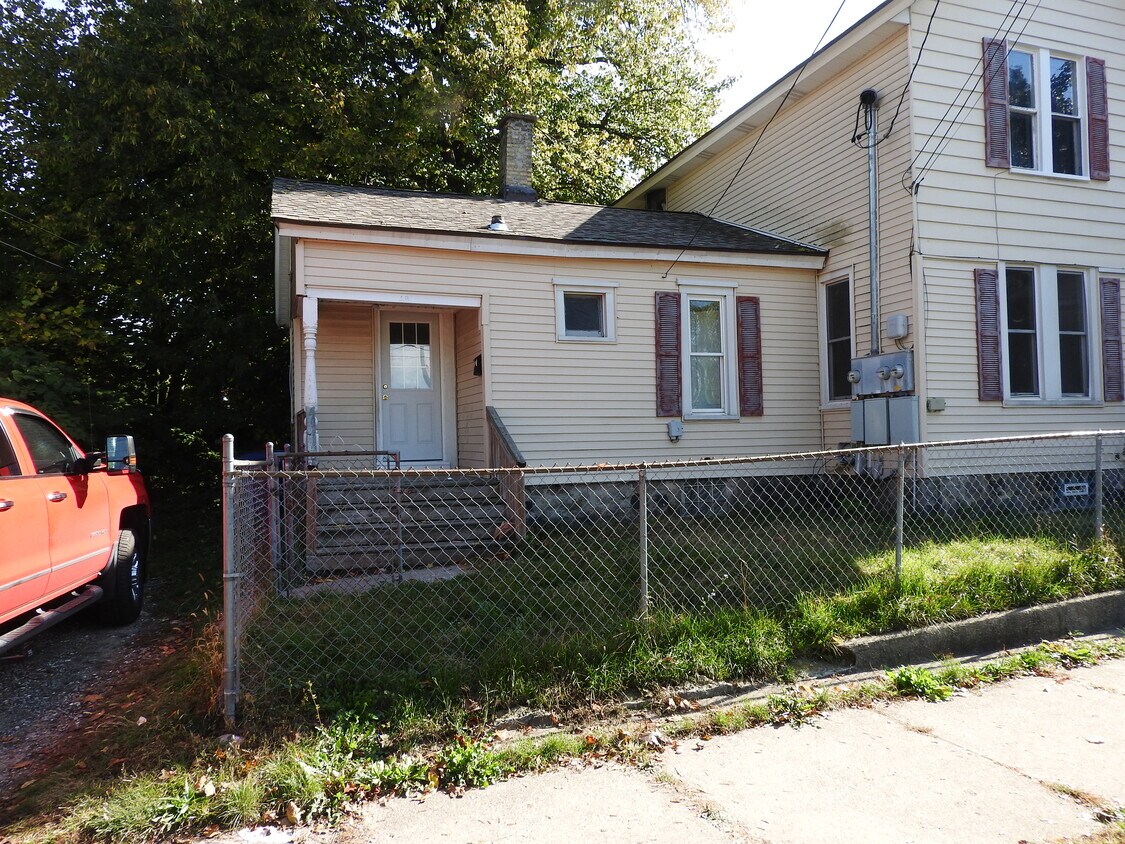Primary Photo - 827 Fulton St W