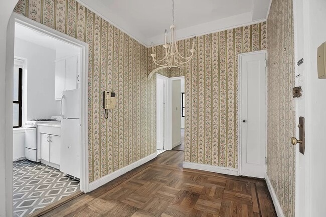 Building Photo - 157 W 79th St