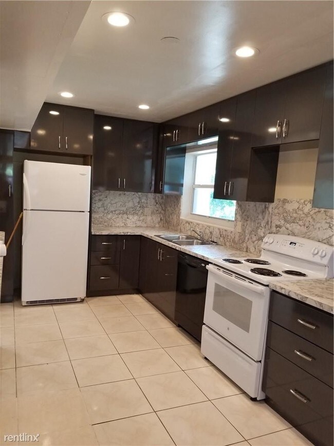Building Photo - 4 br, 2 bath House - 610 Long Island Ave