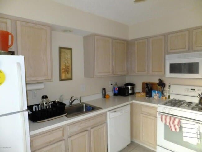 Building Photo - 95 Racquet Rd