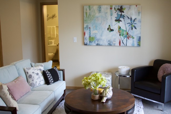 Sala de estar del apartamento - Hillcrest Park Apartments-Student Housing