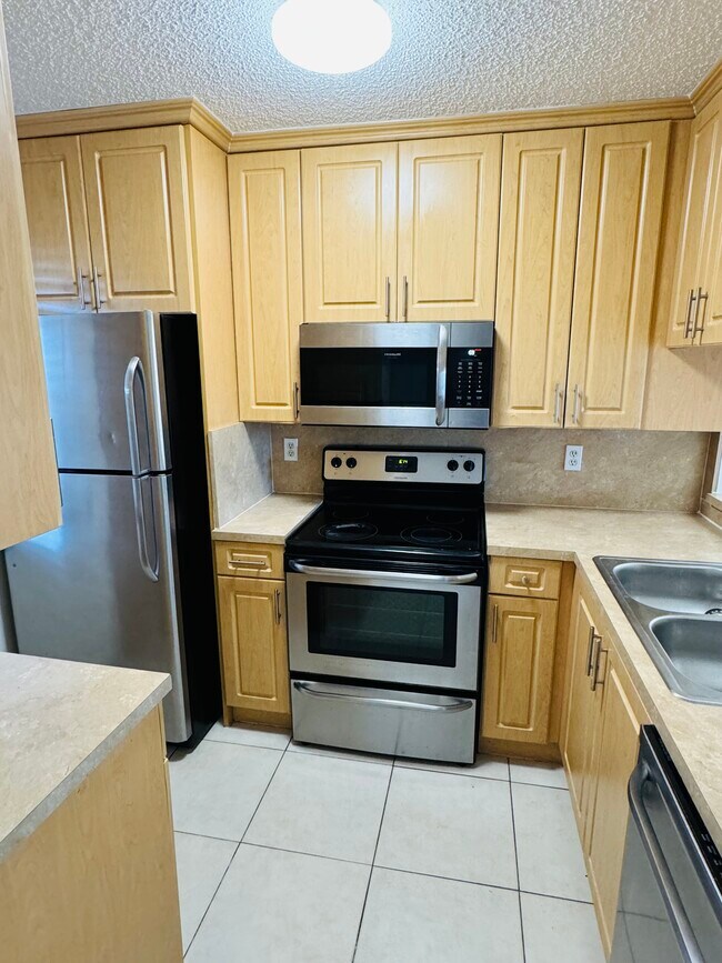 Building Photo - 8431 Royal Palm Blvd