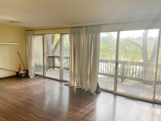 Foto del edificio - 5538 E Lake Dr