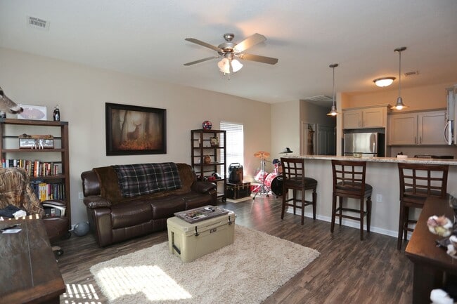 Building Photo - 1 Bedroom at Langley Pond