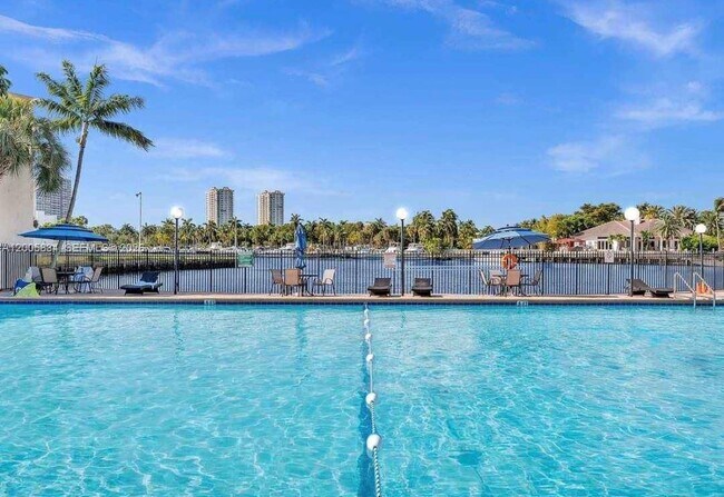 Foto del edificio - 701 Three Islands Boulevard