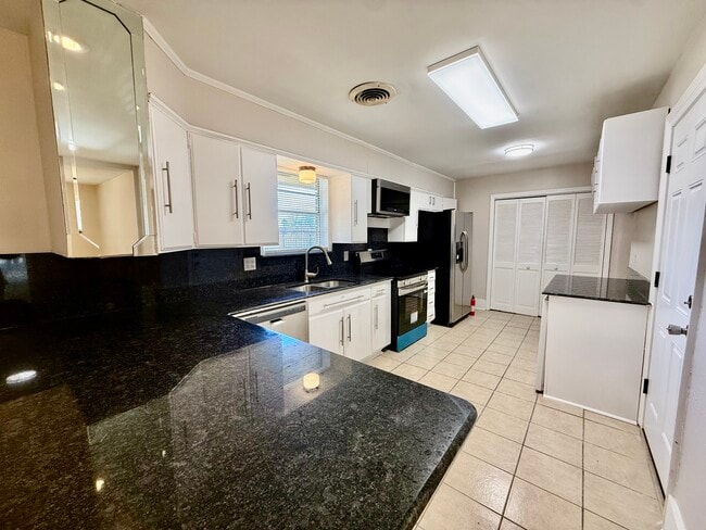 Building Photo - 2946 Madeira Dr