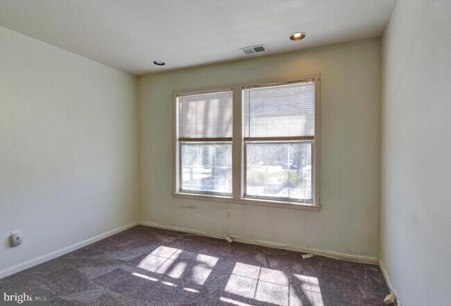 Building Photo - 302 Trinity Ct