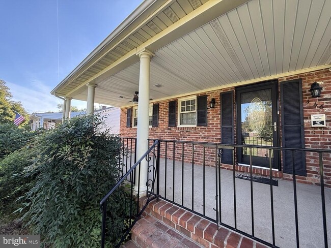 Building Photo - 446 Hanson Ave