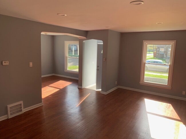 Building Photo - 3 Bedroom Updated Colonial - $1,350