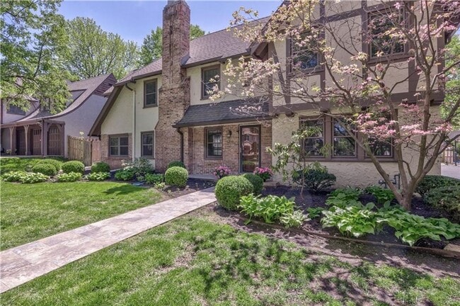 Building Photo - {1211} Incredible Suncrest Home with Updat...