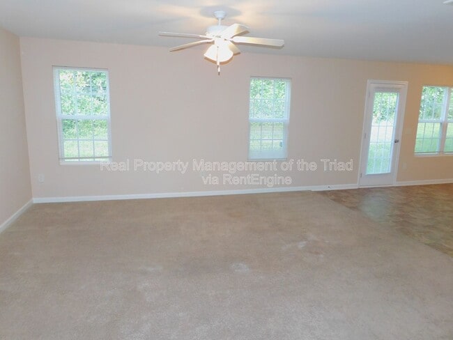 Foto del edificio - 4621 Chapel Ridge Dr