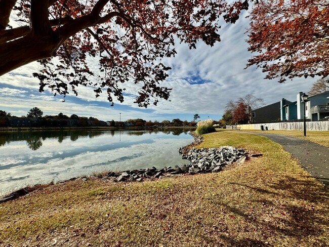 Foto del edificio - 3-Bedroom Townhome Ready NOW!! Completely Updated - Fenced Backyard - Exterior Storage!