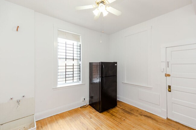 Building Photo - 2557w W Fullerton Ave