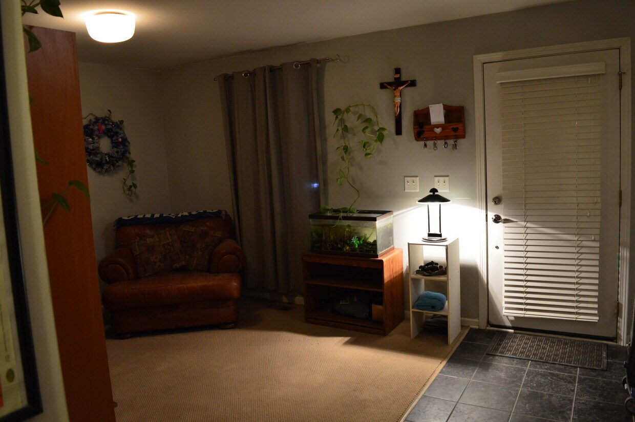 1st floor living room - 3224 N Kilbourn Ave