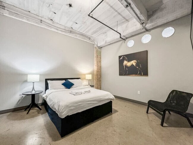 Building Photo - 500 S Ervay St