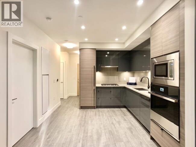 Building Photo - 3438 Sawmill Cres