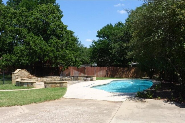Building Photo - 1205 Oakwood Trail
