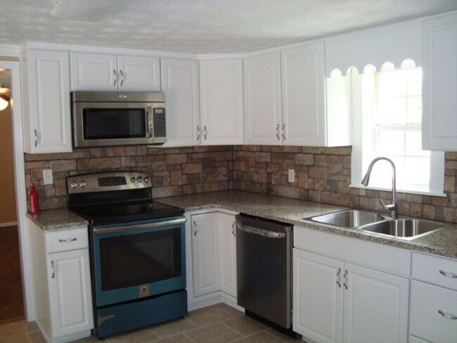 Building Photo - 3 bedroom/2 bathroom home with pool available to Rent February 1st!