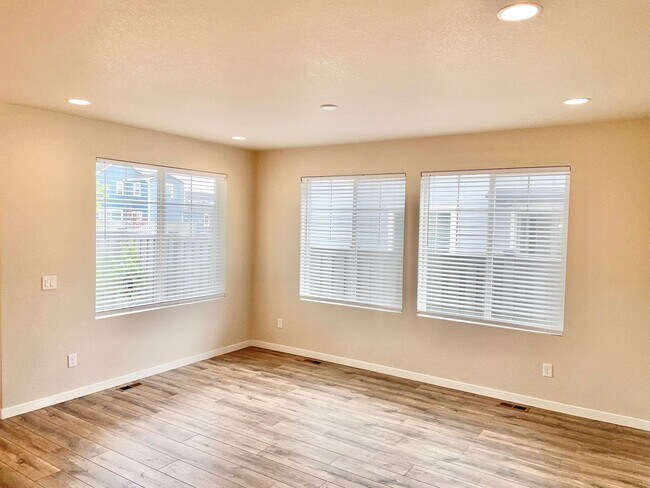 Building Photo - Three Years Old, 3 Bedroom Pathway Home
