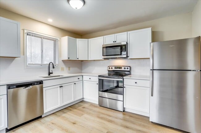 Building Photo - Tri-level Townhome