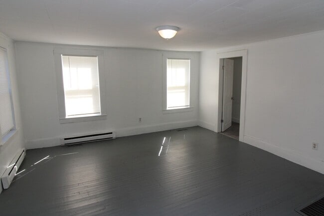 Building Photo - 546 Main St