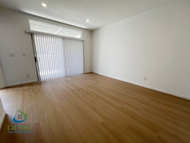 Foto del edificio - $2,995 - Updated 2 Bed/2 Bath Condo in a Gated Community of the Fairgrounds Neighborhood!