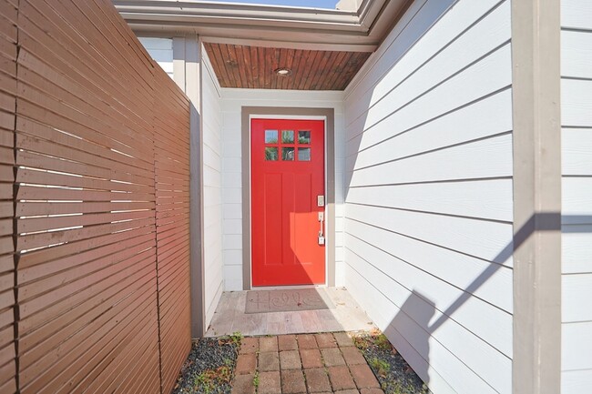 Photo - 2214 Holly Knoll St House