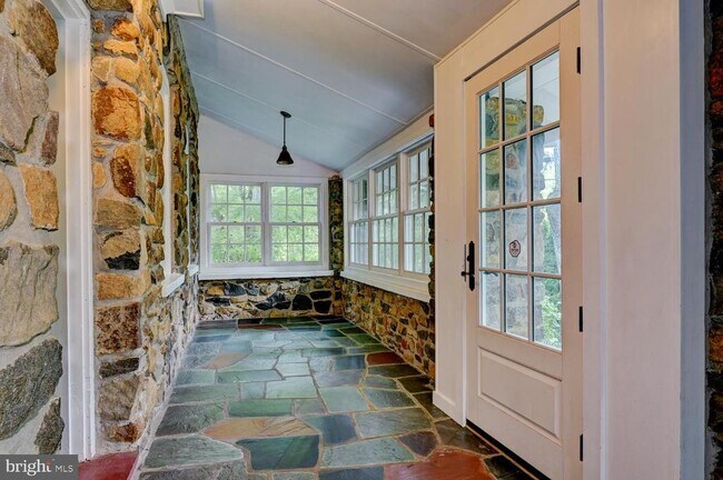 Foto del edificio - 353 Cherry Hill Rd