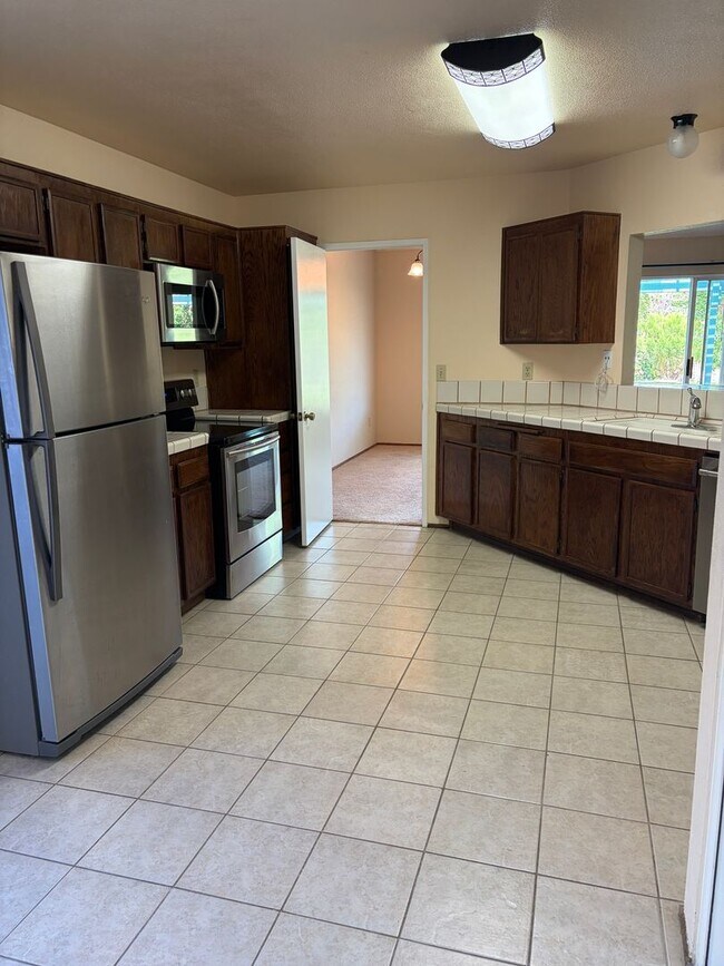 Building Photo - Rare 3 Bed / 2 Bath with Huge Backyard!