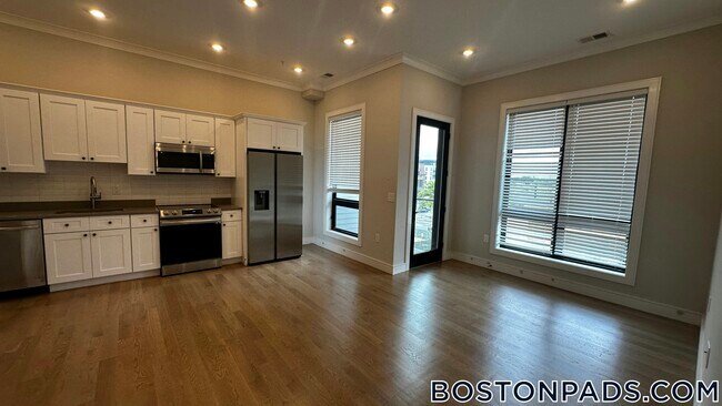Building Photo - 16-18 Highgate (Roomate Rental) St.