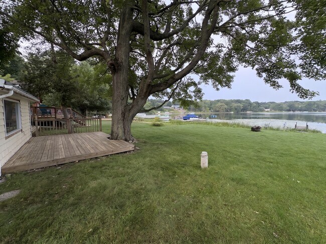 Foto del edificio - 1353 N Cedar Lane Rd