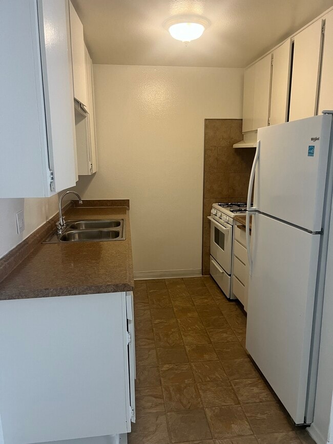Kitchen - 14100 Cerise Ave