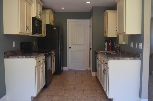 Building Photo - Gorgeous Split Foyer Home!