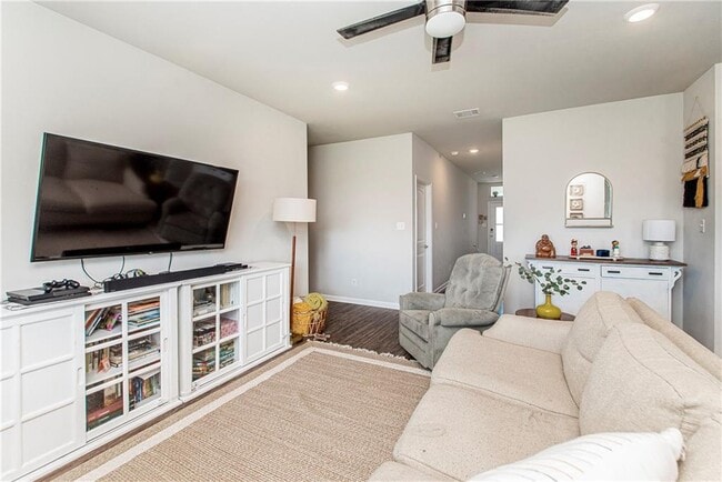 Foto del edificio - 717 W Lakeshore Landing Dr