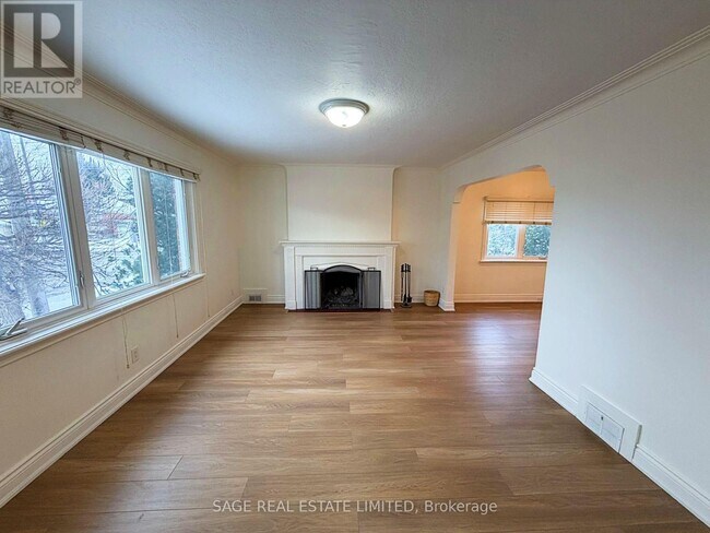 Photo du bâtiment - 375 Lawrence Ave W