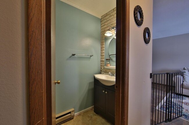Medio baño arriba - 664 Sheri Ln