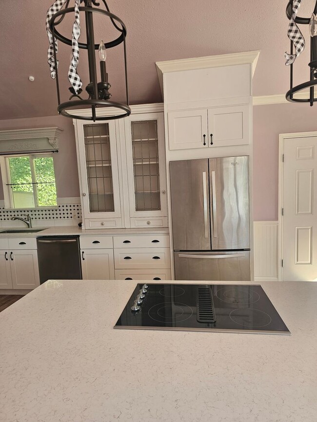Building Photo - Spacious 4 bedroom 3 bath 2450sqft Home