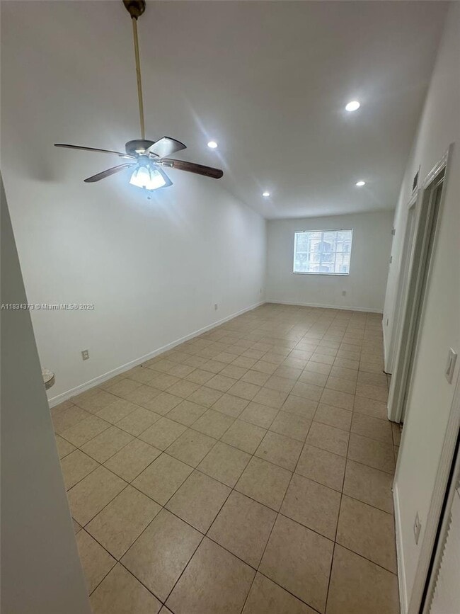Building Photo - 1260 SE 28th Ct