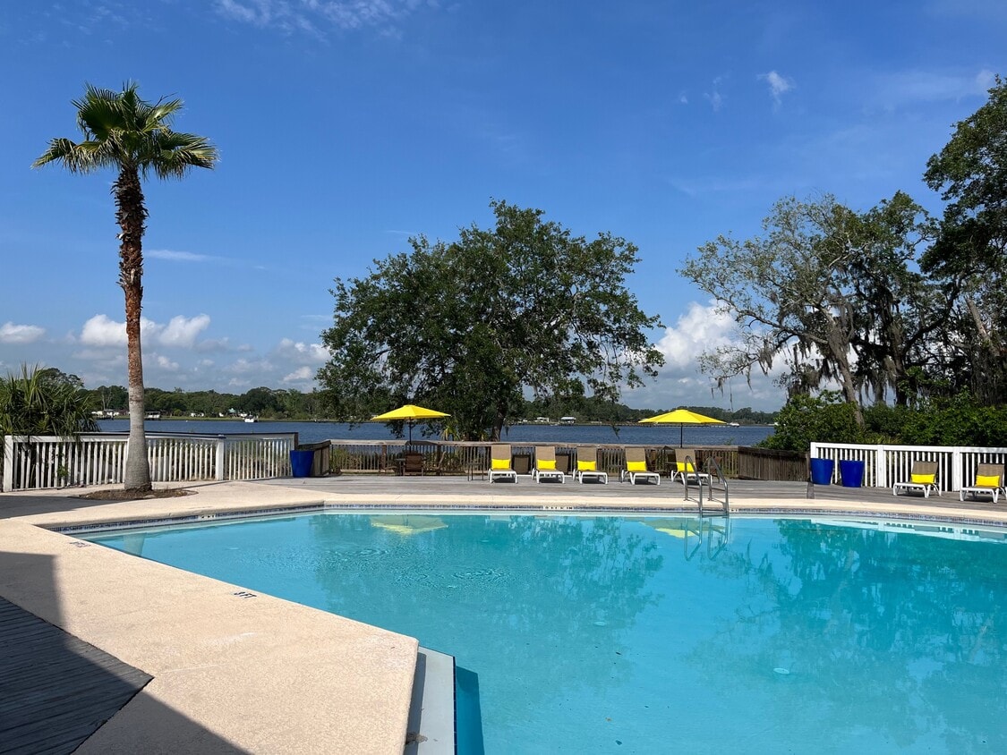Island Pointe Apartments in Jacksonville, FL
