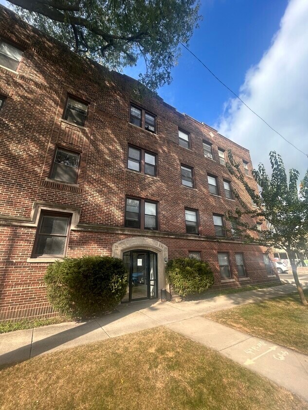 Primary Photo - 7620 N Sheridan Rd