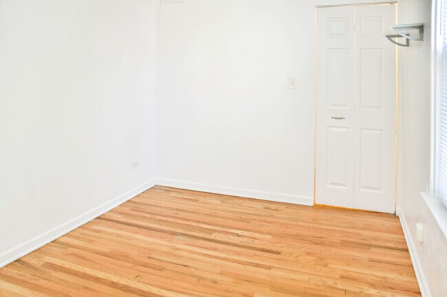 Foto del edificio - 2616 N Marshfield Ave
