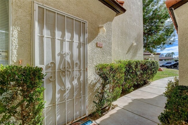 Building Photo - 2975 Bluegrass Ln